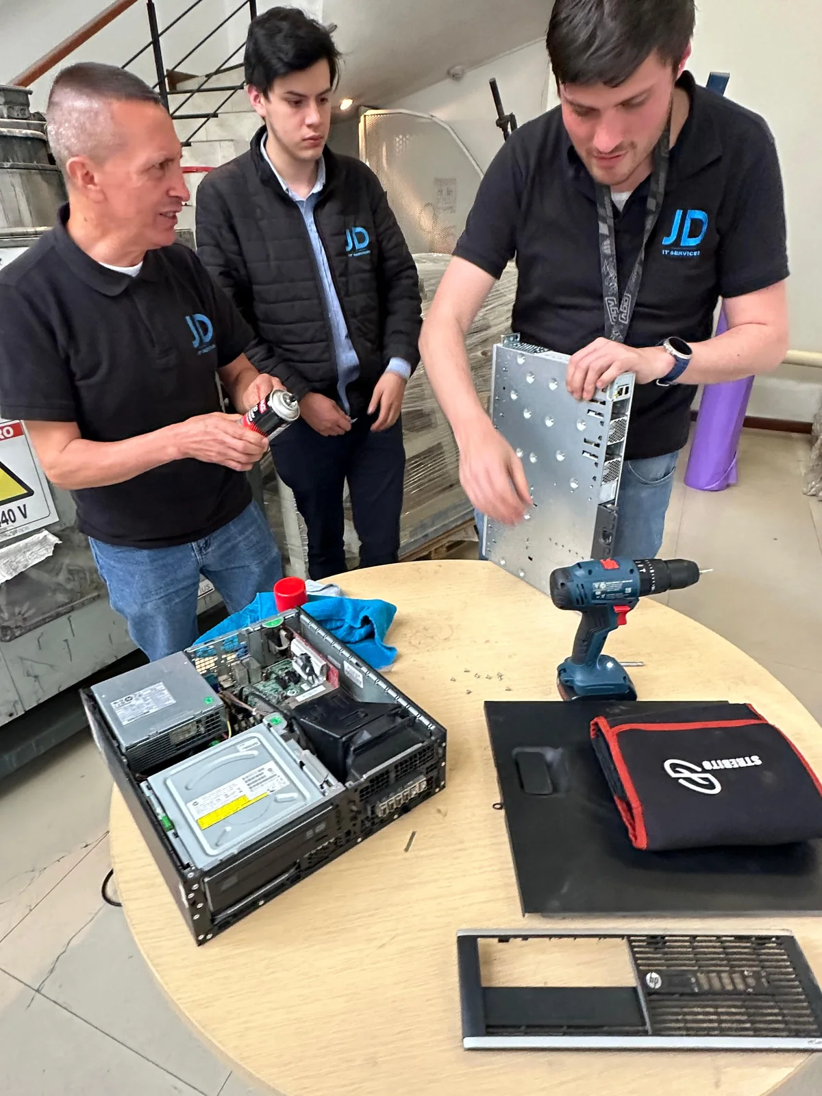 Equipo técnico de JD SPECIALIST realizando mantenimiento de hardware.